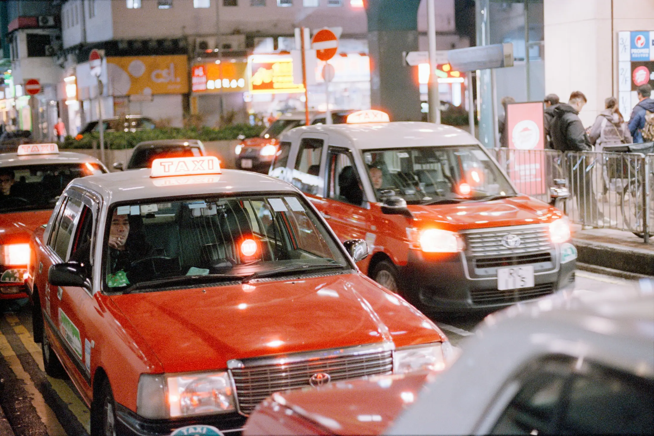 Stradă animată cu taxiuri, seara, într-un oraș mare